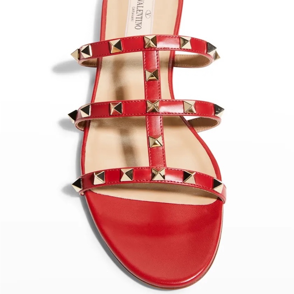 Valentino Rockstud Flat sandals in Rosso